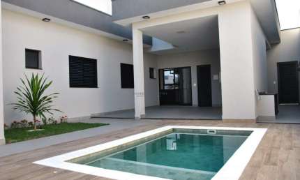 Casa térrea no condomínio D Lucila, 3 suítes, piscina aquecida, cozinha com planejados e cooktop, área gourmet com churrasqueira e planejados