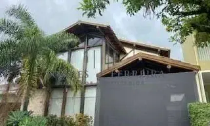 Lindo sobrado no condomínio Portal dos Ipês, com 03 suítes, cozinha americana, academia, área gourmet com piscina, churrasqueira e spa.