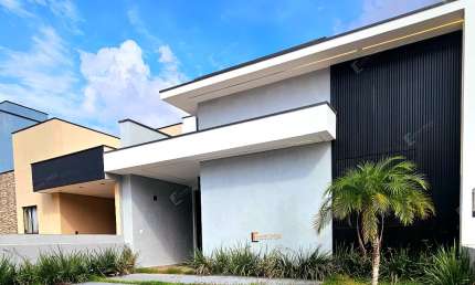 Casa linda com 03 quartos no Condomínio Horto Florestal Villagio