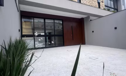 AMPLO SOBRADO COM PISCINA NO SANTA CLARA EM CAMBORIÚ