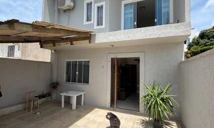 SOBRADO COM GARAGEM PARA DOIS VEÍCULOS NO SANTA REGINA