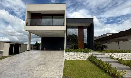 AMPLA CASA NA MELHOR ÁREA DO CONDOMÍNIO CALEDÔNIA EM CAMBORIÚ