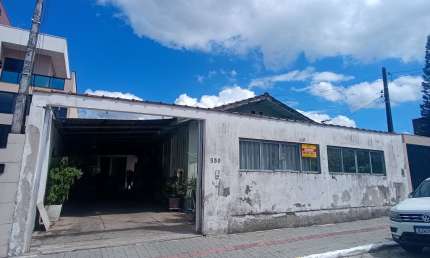 TERRENO COM CASA DE MADEIRA NO BAIRRO AREIAS EM CAMBORIÚ