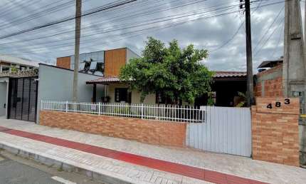 CASA COM AMPLO TERRENO NO BAIRRO DA BARRA EM BALNEÁRIO CAMBORIÚ