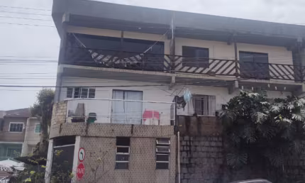 EXCELENTA CASAEM BALNEARIO CAMBORIU COM LINDA VISTA PARA A CIDADE!