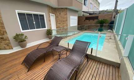 EXCELENTE CASA EM ALTO PADRAO A 4 MINUTOS DE BLNEARIO CAMBORIU!!