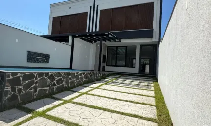 Belíssimo sobrado com piscina no loteamento terras altas em camboriú