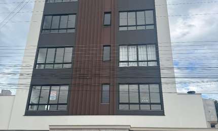 EXCELENTE APARTAMENTO A DOIS MINUTOS DE BALNEARIO CAMBORIU!
