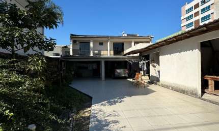 CASA COM AMPLO ESPAÇO NO TERRENO PRÓXIMO AO CENTRO DE CAMBORIÚ
