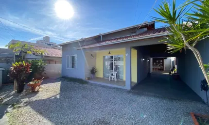 Casa lindíssima com suíte e amplo espaço em camboriú