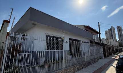 Casa no centro de Balneário Camboriú, com 3 quartos sendo uma suíte.