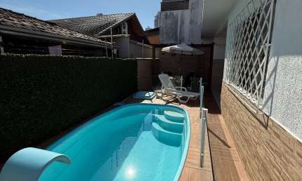 CASA TOTALMENTE TÉRREA E COM PISCINA NO CENTRO DE BALNEÁRIO CAMBORIÚ