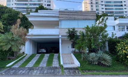 Linda casa com 6/4 + 2 dependências em Alphaville 1- Salvador