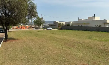 Belo Terreno de Esquina com 820,81m² no Condomínio Residencial Evidence.