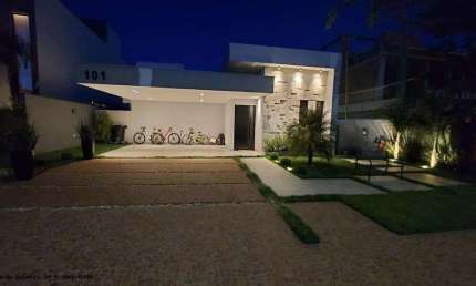Casa para Venda em Uberlândia, Granja Marileusa, 3 dormitórios, 3 suítes, 5 banheiros, 2 vagas