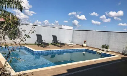 Casa de alto padrão no Residencial São Bento em Salto-SP: 3 quartos, 1 suíte, 2 salas, 2 banheiros, 4 vagas de garagem, 242m².