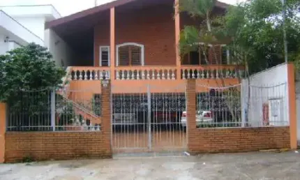 Sobrado à venda em Jundiaí-SP, bairro Colônia: 3 quartos, 1 suíte, 3 salas, 3 banheiros, 6 vagas de garagem, 274m² de área. Venha conferir!