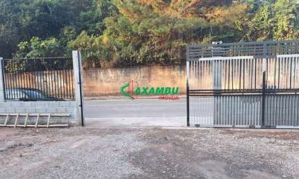 Salão comercial para locação em Jundiaí-SP, bairro Caxambu: 2 salas, 2 banheiros, 3 vagas de garagem, 146m² de área.