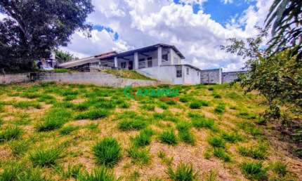 Chácara à venda em Jarinu-SP, bairro X: 3 quartos, 1 suíte, 1 sala, 3 banheiros, 259,00 m² de área.