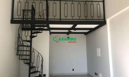 Sala comercial com mezanino para locação em Jundiaí-SP, bairro Caxambu: 1 sala, 1 banheiro, 38,80 m² com mezanino de área. Venha conferir!