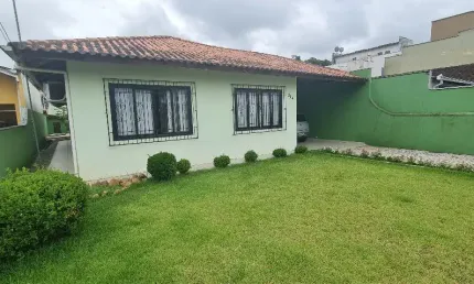 Casa com 04 dorm., com piscina Costa e Silva Joinville.