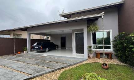 Casa Averbada a venda com 01 suíte + 02 dorm., Vila Nova Joinville.
