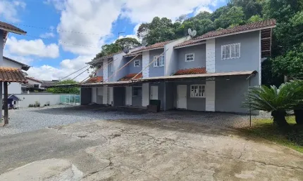 Aluga-se Sobrado em condôminio com piscina Nova Brasilia.