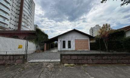Casa comercial com 4 salas para alugar na Rua Euzébio de Queirós, 280, Glória, Joinville