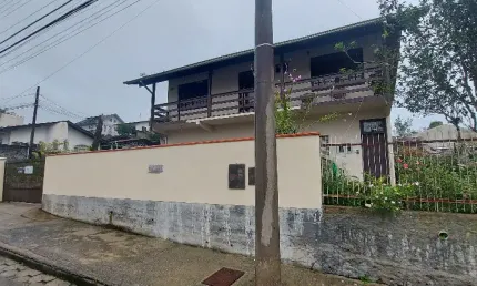 Vende-se Sobrado com Salas Comerciais Floresta-Joinville.