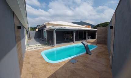 CASA  - 200 m² - 03 DORMITÓRIOS - 02 SUITES - 04 BANHEIROS - PISCINA