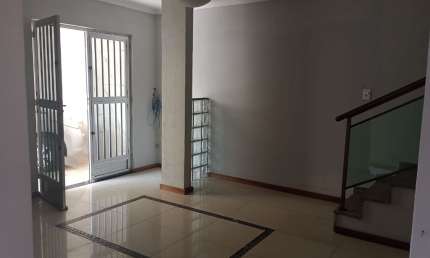CASA DUPLEX  -292 m² - 04 DORMITÓRIOS - SUITE - VARANDA - TERRAÇO - LAVANDERIA - DEPENDÊNCIA