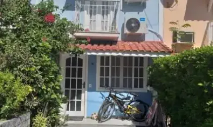 CASA DUPLEX TIPO COLONIAL  70 m² - 02 DORMITÓRIOS - VARANDA - QUINTAL-  PISCINA