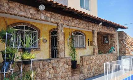 CASA DUPLEX - 104 m² - 02 DORMITÓRIOS - SUITE - VARANDA - PISCINA - CHURRASQUEIRA - GARAGEM