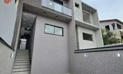 Sobrado à venda no bairro Jardim Universo em Mogi das Cruzes, com 3 dormitórios, sendo 1 suíte com sacada em vidro