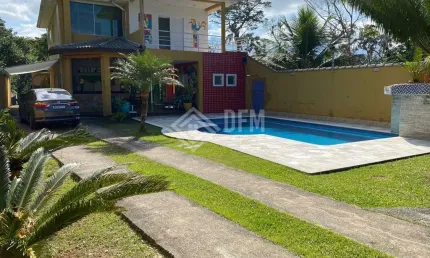 Casa Sobrado à venda na praia de Boracéia, em Bertioga/SP com 5 dormitórios, sendo 1 suíte e uma área total de 949 m²