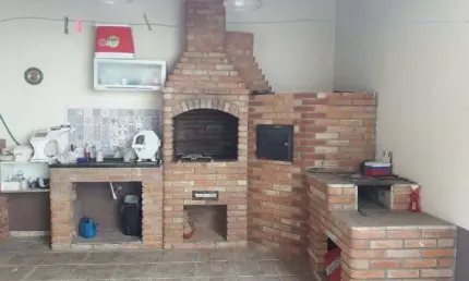 Casa Sobrado à venda no bairro Conjunto Habitacional Antônio Bovolenta em Mogi das Cruzes, com 3 dormitórios, sendo 1 suíte com banheira, cozinha com planejados e espaço gourmet