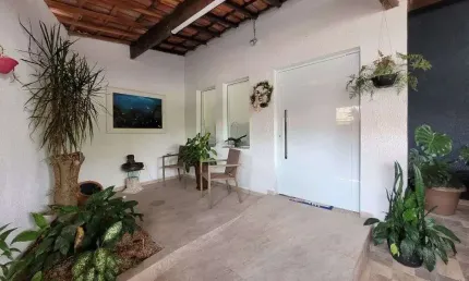 Casa à venda no bairro Vila Nova Socorro, com 3 dormitórios, sendo 1 suíte, espaço para festas e escritório.