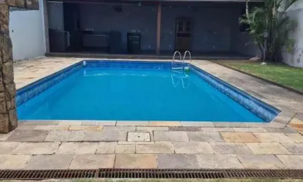 Casa Térrea à venda no bairro Vila Lavínia em Mogi das Cruzes, com piscina, espaço gourmet e 2 dormitórios, sendo 1 suíte.