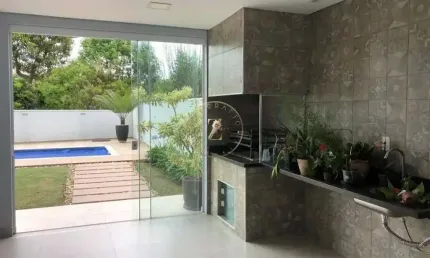 Condomínio Aruã - Linda Casa à Venda no Condomínio Aruã - 3 Suítes, Piscina e Área Gourmet