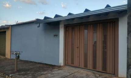 Casa para Venda em São Sebastião do Paraíso, Centro, 1 dormitório, 1 banheiro, 2 vagas