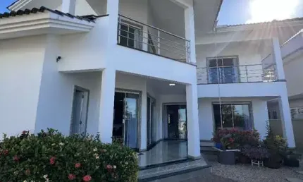 Casa em São José com 4 suítes e 6 vagas de garagem beira mar.