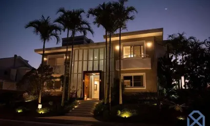 Casa em Jurerê Internacional com 4 suítes e 6 vagas.