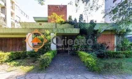 Imobiliária Orientta ALUGA EXCELENTE CASA com Living amplo e 3 dormitórios