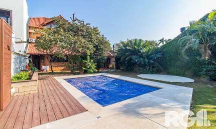 Casa espaçosa com 3 dormitórios, pátio com piscina e 4 vagas