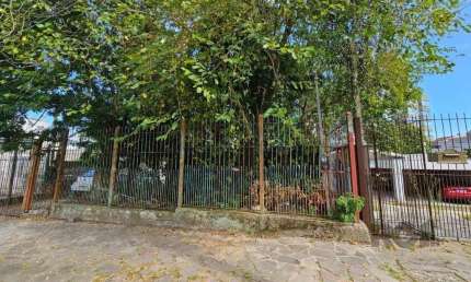 Terreno plano de 426 m², localizado na Rua Padre João Batista Reus,