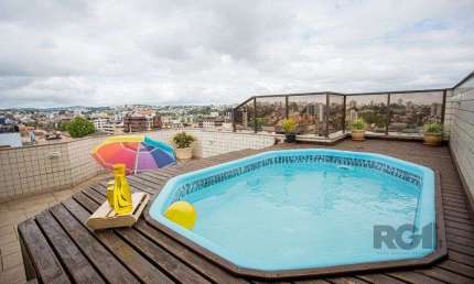 Cobertura no Jardim Planalto, de 3 dormitórios e 2 vagas com 260m²