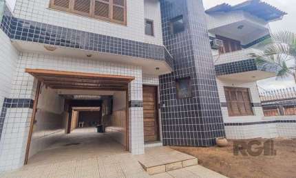 Casa com 240m², 3 dormitórios, 6 vagas no bairro Sarandi