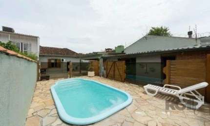 Casa 03 dormitórios com piscina próxima a Av. Prof. Oscar Pereira e todos os rec