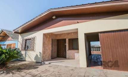 Casa de 159m² - 2 dormitórios, 3 vagas no bairro Rubem Berta