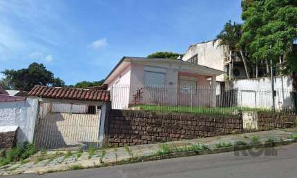 Terreno com casa com 3 quartos, vaga de garagem, no bairro Ipanema, Porto Alegre